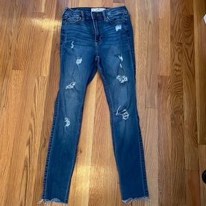 Hollister High Rise Super Skinny Medium Wash Distressed Jeans. Size 3S